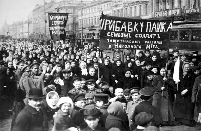 Manifestação feminina, nas ruas de Petrogrado, no Museu da História Política Russa, em São Petersburgo, Rússia Mulheres organizadas, pelas ruas de Petrogrado 1917