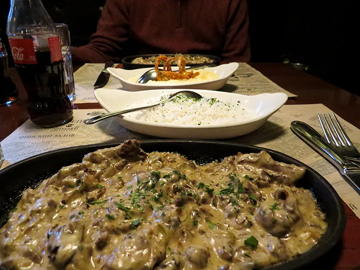 Um pra de estrogonofe num restaurante de São Petersburgo, na Rússia O estrogonofe russo leva creme azedo.
