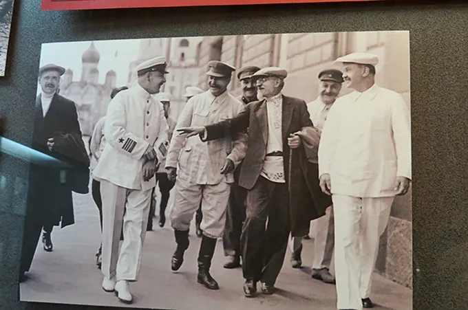 Foto de Stalin e Trotsky, entre amigos, no Museu da História Política Russa, em São Petersburgo, Rússia Stalin, Trotsky