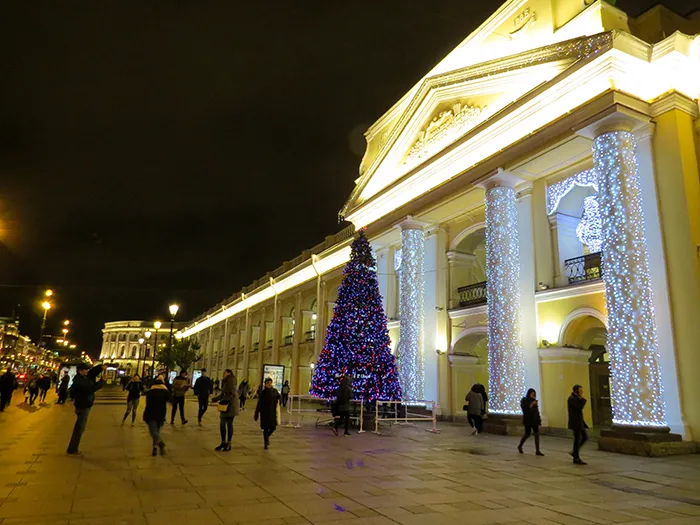 O shopping Gostiny Dvor na Nevsky Prospekt, em São Petersburgo, Rússia gostiny dvor na Nevsky Prospekt, em São Petersburgo