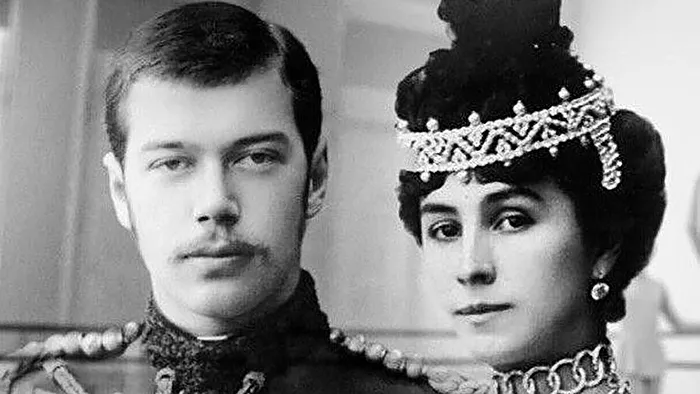 Foto de Nicolau e Mathilde, no Museu da História Política Russa, em São Petersburgo, Rússia Foto de Nicolau e Mathilde, no Sacada utilizada por Lênin, no Museu da História Política Russa