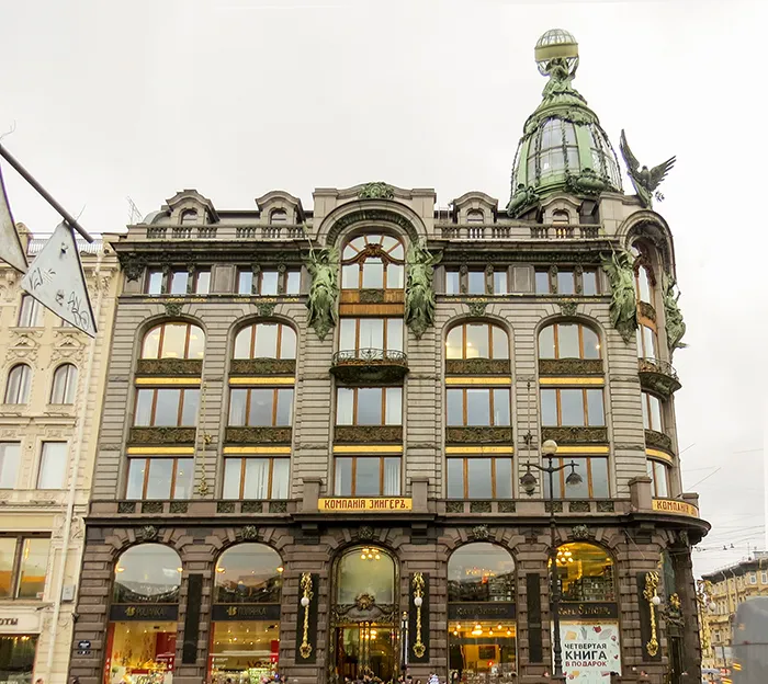 A antiga Casa da Singer, em São Petersburgo, Rússia Na antiga Casa da Singer, como ainda é chamada, funciona uma livraria, em São Petersburgo