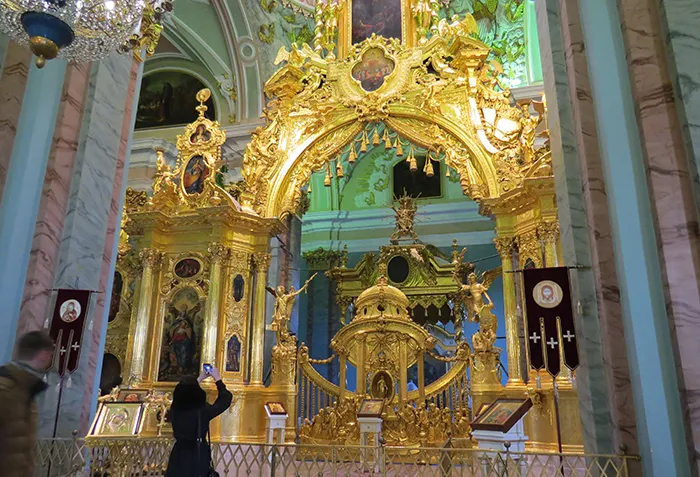 Iconóstase entalhada em madeira da Catedral de São Pedro e São Paulo, em São Petersburgo, Rússia Catedral de São Pedro e São Paulo