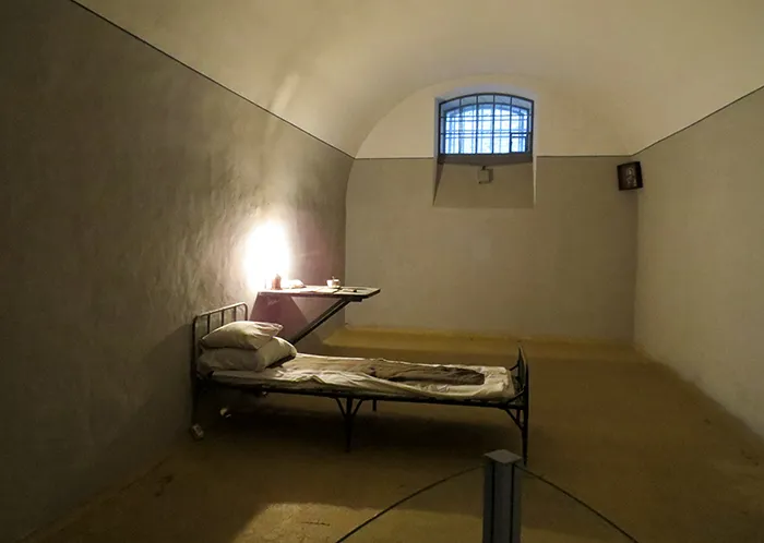 Uma cela do Bastião de Trubetskoy, na Fortaleza de Pedro e Paulo, em São Petersburgo, Rússia Uma cela do Bastião de Trubetskoy