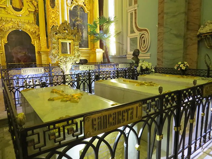 Os túmulos de Catarina, a Grande, e Pedro, o Grande, na Fortaleza de Pedro e Paulo. As tumbas de Catarina, a Grande e Pedro, o Grande, na Fortaleza de Pedro e Paulo.