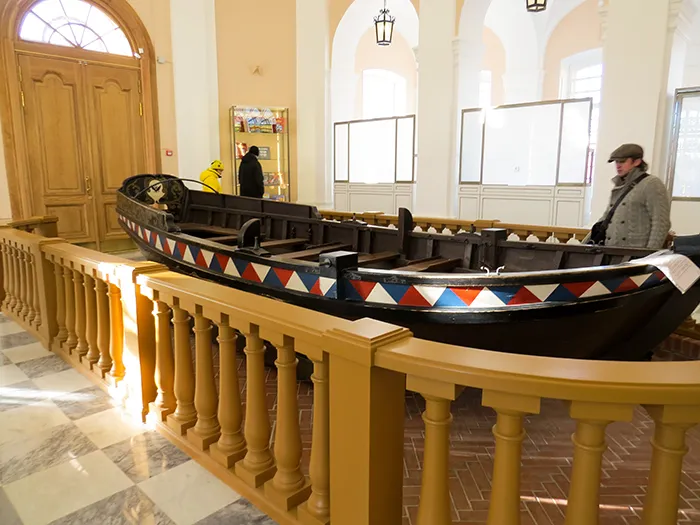 Réplica do barco de Pedro, o Grande, na Fortaleza de Pedro e Paulo, em São Petersburgo, Rússia A réplica do barco de Pedro, na Fortaleza de Pedro e Paulo
