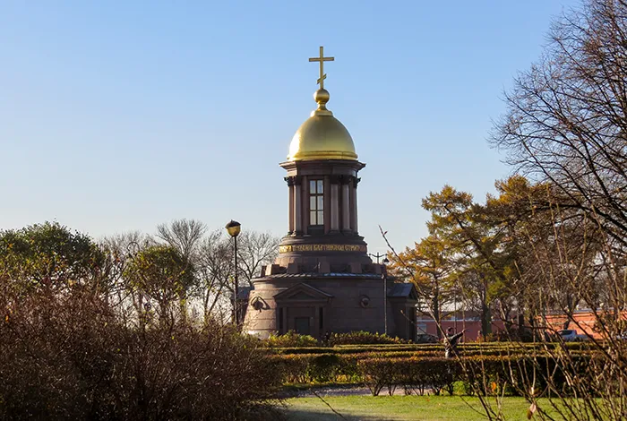 Capela Trotskaia, em São Petersburgo, Rússia A Capela Troitskaia ou da Santa Trindade que fica perto da Fortaleza de Pedro e Paulo