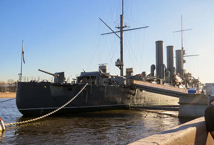 O Cruzador Aurora, em São Petersburgo, Rússia no caminho para a Fortaleza de Pedro e Paulo, o Cruzador Aurora