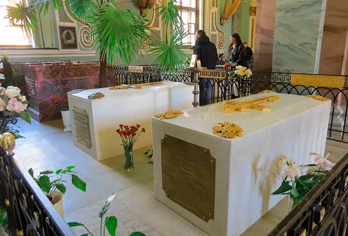 túmulos na Fortaleza de Pedro e Paulo, em São Petersburgo, Rússia túmulos na Fortaleza de Pedro e Paulo