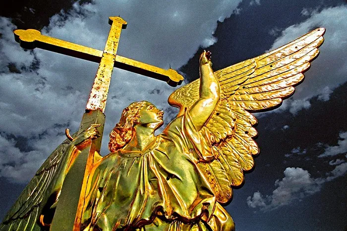 Anjo-cata-vento, na Catedral de São Pedro e São Paulo, em São Petersburgo, Rússia o anjo catavento