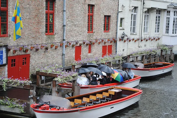 Guia Essencial de Bruges: romance, história e encanto na Bélgica 2 de barco pela cidade de Bruges