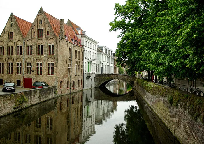 O canal de Bruges, na Bélgica Bruges, a romântica cidade belga