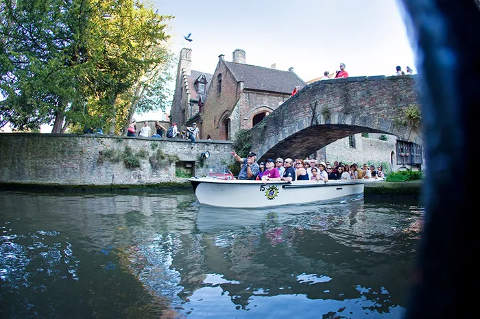 Guia Essencial de Bruges: romance, história e encanto na Bélgica 17 A ponte nem tão antiga e nem tão romântica...mas é carismática. Foto do site