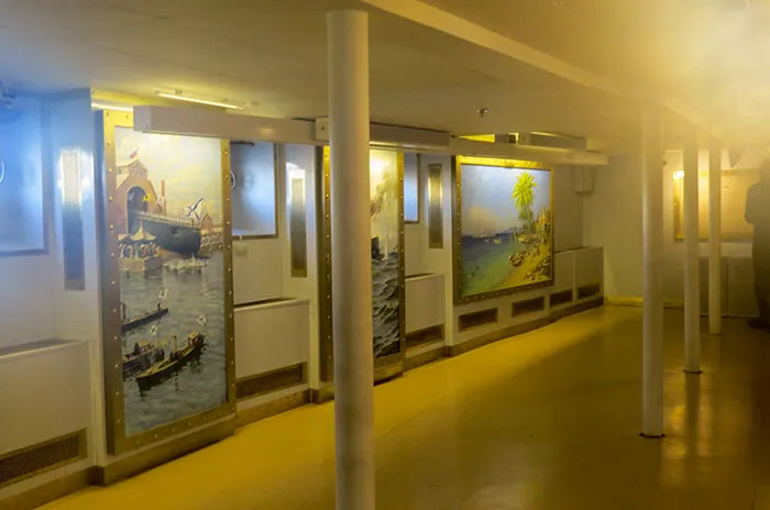 Quadros em exposição no Cruzador Aurora Cruzador Aurora