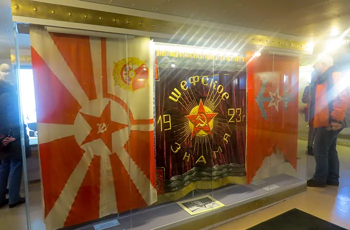 Bandeiras usadas na Revolução de 1917, em exposição no Cruzador Aurora Cruzador Aurora