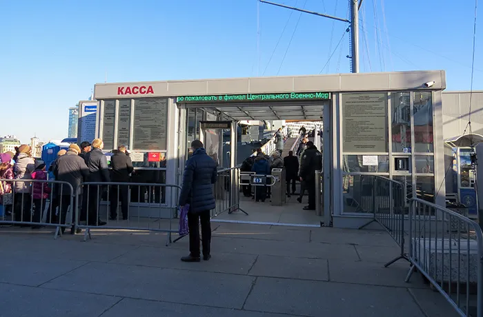 Fila para visitar o Cruzador Aurora em São Petersburgo, Rússia Cruzador Aurora