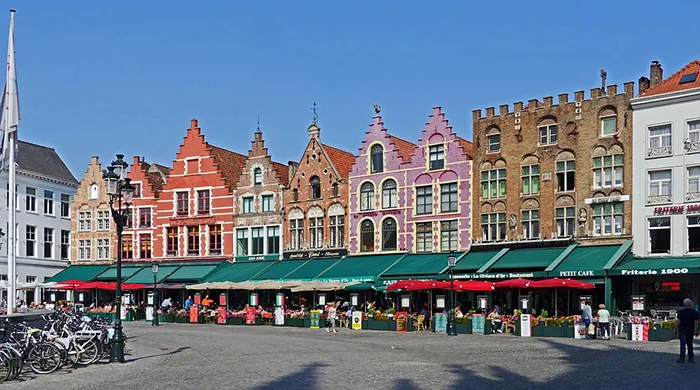 Guia Essencial de Bruges: romance, história e encanto na Bélgica 14 A fotogênica praça e o seu mercado