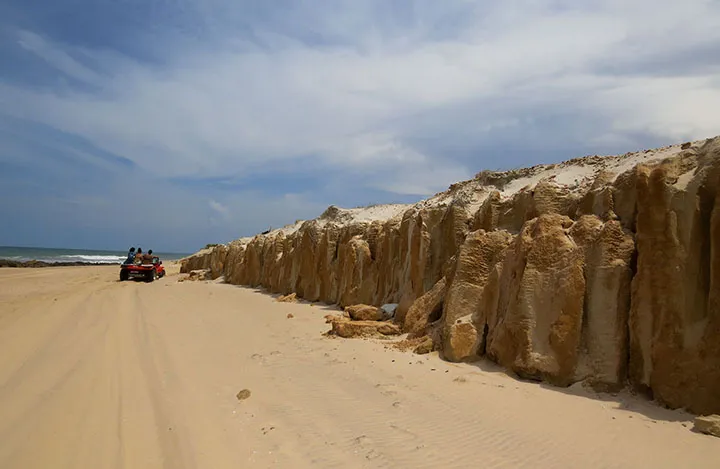 As falésias em Canoa Quebrada, Ceará Canoa Quebrada, no Ceará, e as falésias