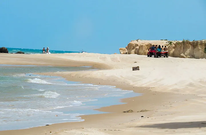 O mar de Canoa Quebrada e as falésias, no Ceará Canoa Quebrada e o mar