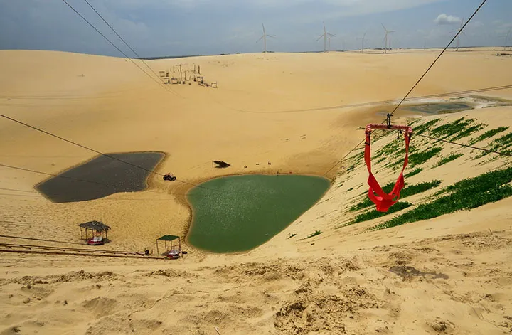 Tirolesa em Canoa Quebrada, Ceará Canoa Quebrada, no Ceará, e a tirolesa