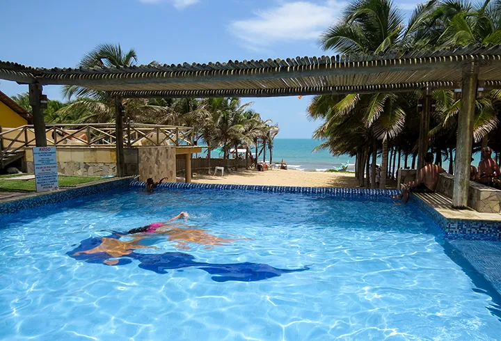 Piscina da Barraca de praia em Canoa Quebrada, Ceará Piscina da barraca Chega Mais Beach, em Canoa Quebrada, Ceará