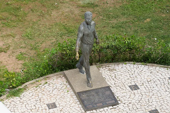 Estátua do Dragão do Mar Na área externa, o herói cearense é homenageado