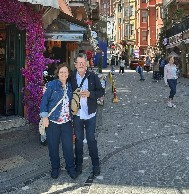 Sonia e João numa esquina do bairro de Balat, em Istambul, Turquia O bairro de Balat, em Istambul, Turquia