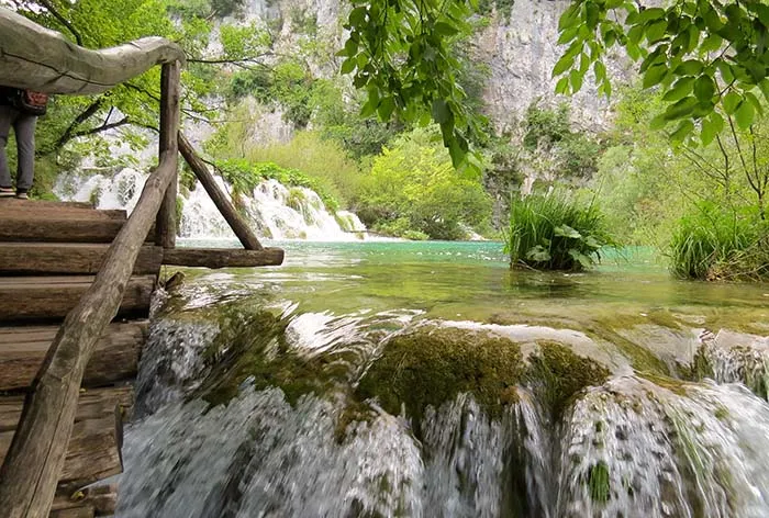 Uma cascata dos Lagos Plitvice, na Croácia Queda d'água
