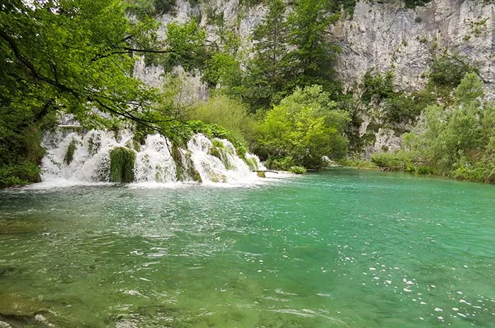 A água transparente dos Lagos Plitvice, na Croácia Lagos Plitvice, na Croácia