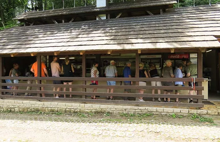 Fila no restaurante dos Lagos Plitvice, na Croácia Lagos Plitvice, na Croácia