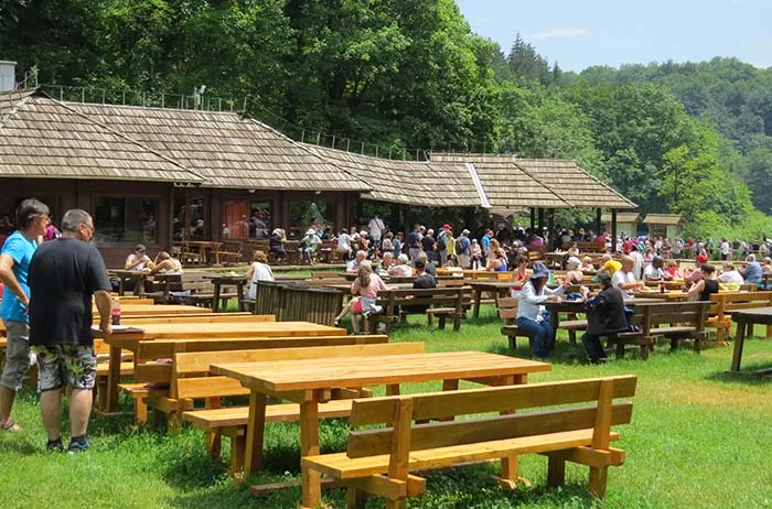 Local para piquenique nos Lagos Plitvice, na Croácia Lagos Plitvice, na Croácia
