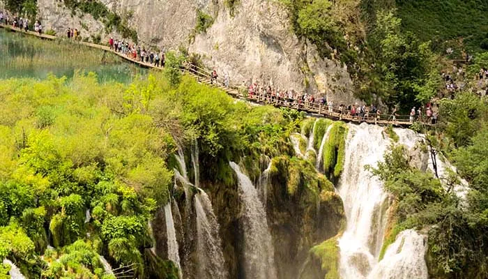 Trilha e cachoeira nos Lagos Plitvice, na Croácia Lagos Plitvice, na Croácia