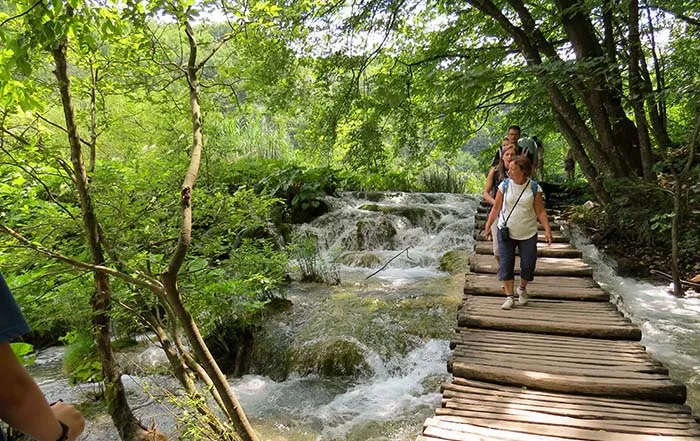 Visitantes usam a passarela nos Lagos Plitvice, na Croácia Lagos Plitvice, na Croácia