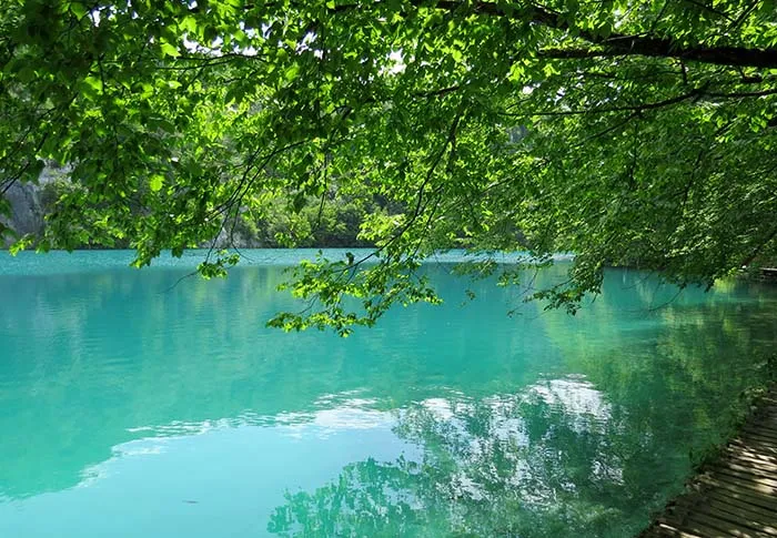 O azul dos Lagos Plitvice, na Croácia paisagem