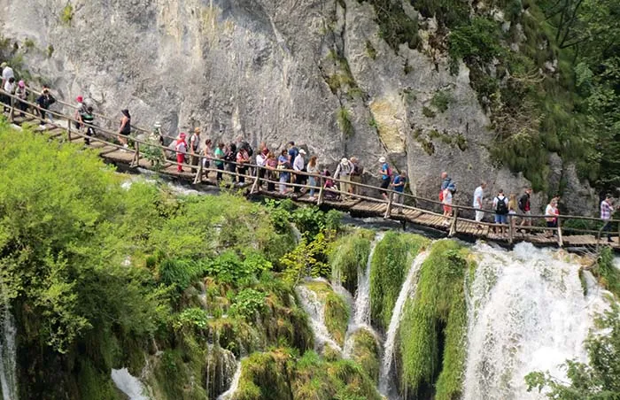 Trilha nos Lagos Plitvice, na Croácia Lagos Plitvice, na Croácia