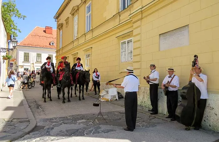 Homens a cavalo e banda em Zagreb, Croacia Cidade alta, em Zagreb, Croácia