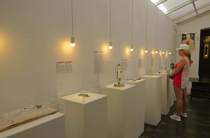 Interior do Museum of Broken Relationships, em Zagreb, Croacia Museum of Broken Relationships