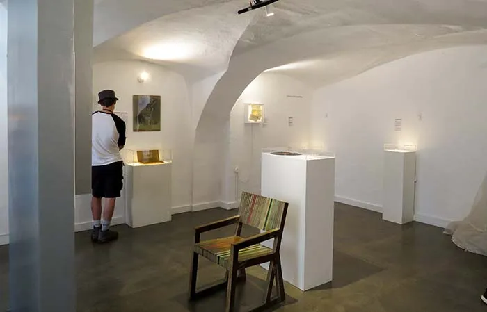 Sala do Museum of Broken Relationships, em Zagreb, Croacia Museum of Broken Relationships