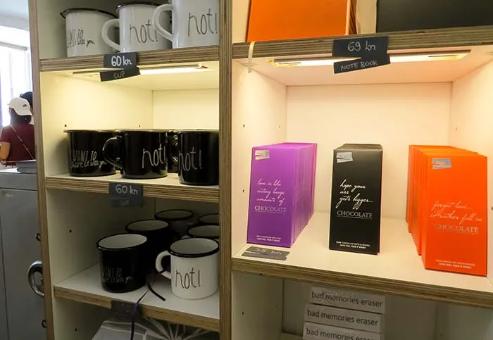 Canecas e chocolates no Museum of Broken Relationships, em Zagreb, Croacia Museum of Broken Relationships