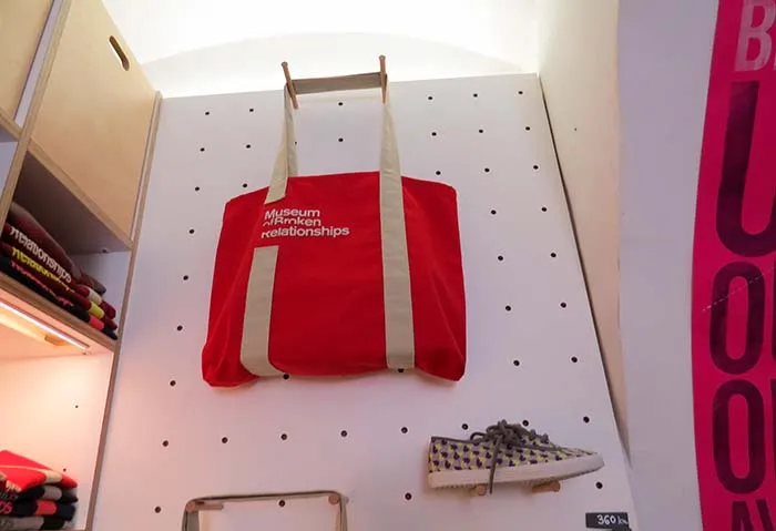 Bolsas e tênis no Museum of Broken Relationships, em Zagreb, Croacia Museum of Broken Relationships