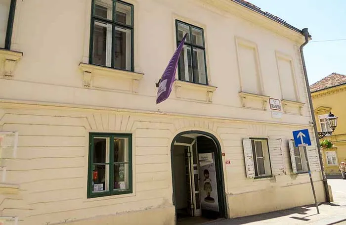 Fachada do Museum of Broken Relationships, em Zagreb, Croacia Museum of Broken Relationships