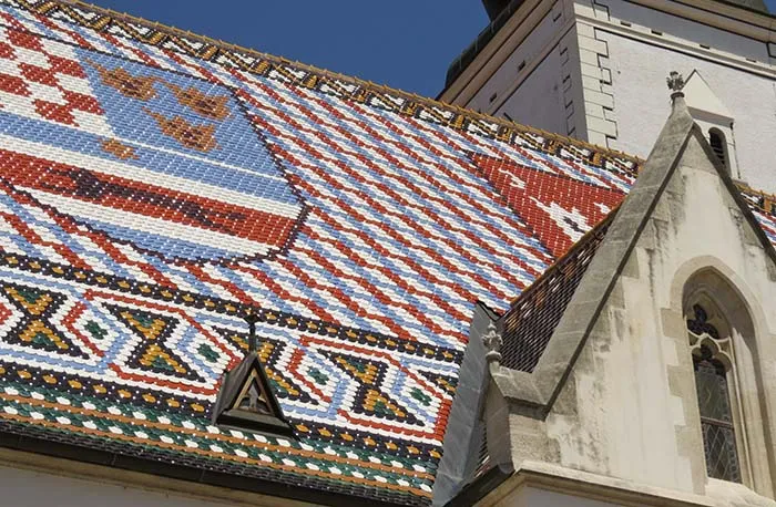 Teto da Igreja de São Marcos, em Zagreb, Croácia Igreja de São Marcos