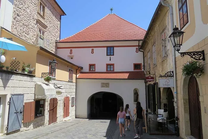 Portão de Pedra, em Zagreb, Croacia Virgem Maria da Porta de Pedra, protetora de Zagreb