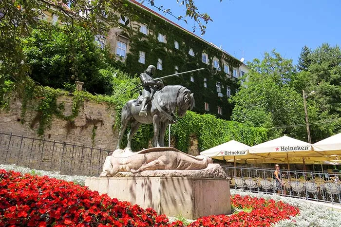 Estátua de São Jorge com o dragão morto, em Zagreb, Croacia São Jorge e o dragão morto