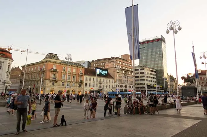 Pessoas numa praça de Zagreb, Croácia centro da cidade de Zagreb, na Croácia