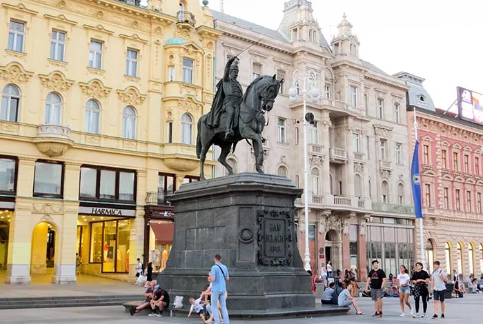 Estátua de Josip Jelačić Bužimski, em Zagreb, Croacia Praça Ban Jelačić, em Zagreb, Croácia