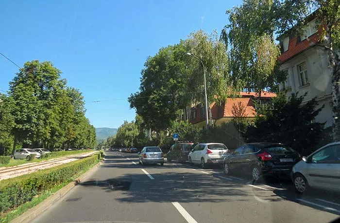 Rua arborizada de Zagreb, Croacia As ruas da cidade alta, em Zagreb, Croácia