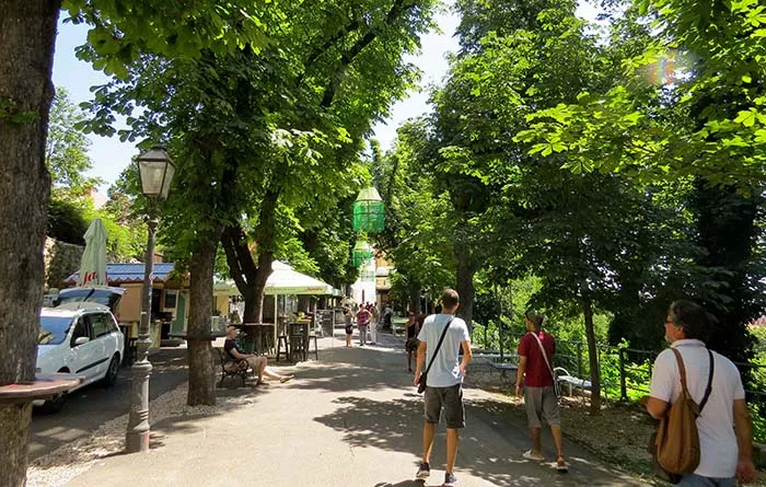 Calçada arborizada em Zagreb, Croacia Cidade alta de Zagreb