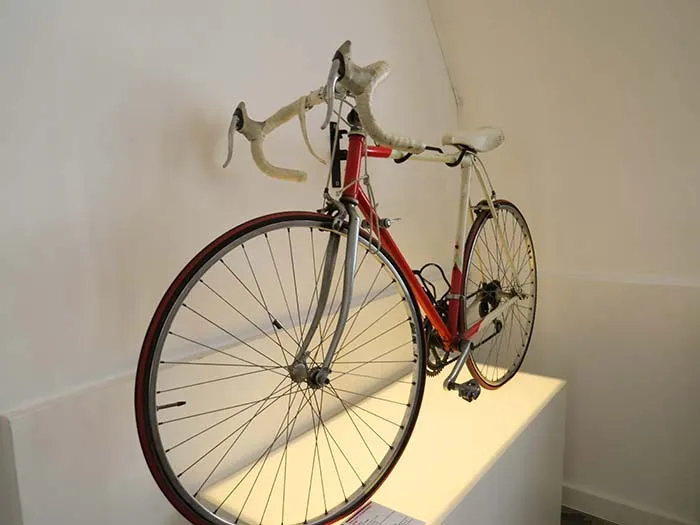 Bicicleta em exposição no Museum of Broken Relationships, em Zagreb, Croácia Museum of Broken Relationships