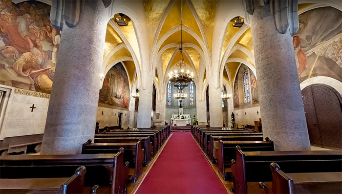 Interior da Igreja de São Marcos, em Zagreb, Croácia Interior da Igreja de São Marcos, em Zagreb, Croácia